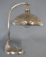 Lampara de metal Art Nouveau. 37 cm.
