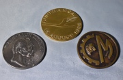 Tres medallas conmemorativas.
