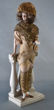 Figura de Mujer, de porcelana probablemete alemana numerada. Dedos faltatnes. Alto; 28 cm.