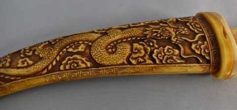 Daga oriental con detalle de ave fenix y dragon en hueso. 27 cm.