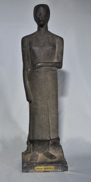 Cecilia Marcovich. Figura femenina de pie, escultura de piedra. (granito). Peq. restauro. Con chapita de frente. Alto: 5