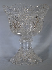 Gran centro de cristal tallado, en forma de copón, en dos partes. Cascaduras. Alto: 29,5 cm.
