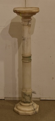 Columna Pedestal (desmontable) de alabastro. Restauros. Alto: 102 cm.