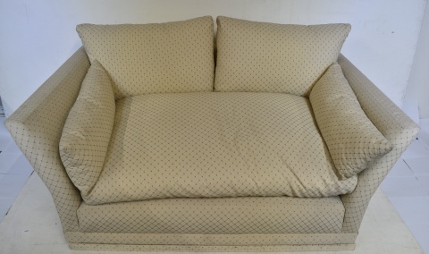 Sofa confortable, dos cuerpos, tapizado en tela beige con 5 almohadones.