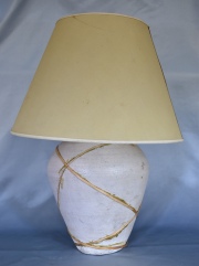 Lámpara de mesa, ceramica beige clara con pantalla