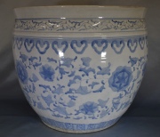 Cache Pot, de porcelana china con esmalte celeste. Alto: 44 cm. Diámetro: 50 cm.