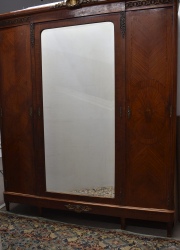 Ropero estilo francés con maqueterie, puerta central con espejo. Alto: 233 cm. Frente: 194 cm. Prof.: 55 cm.