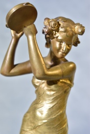Bailarina de bronce dorado de J. D'Aste. Base de marmol averiada. 32 cm.