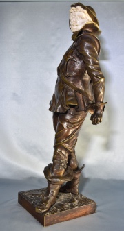 Bayeux, Espadachin, escultura de bronce, faltante. Cara de maril, fisura. Alto: 75 cm.