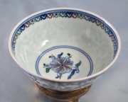 Bowl de porcelana china con esmaltes polícromos. Marca en esmalte azul de Yongzheng. Diámetro: 14 cm.