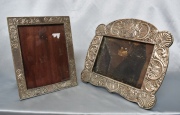 Dos Portarretratos de plata (1 con león y rectangular). (grandes). Miden: 31 x 35 y 30 x 24,6 cm respectivamente.