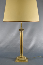 Lámpara de mesa de bronce en forma de columna. 75 cm.