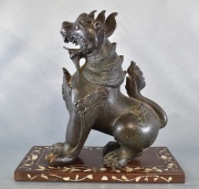 Quimera China, escultura de bronce patinado, base madera con nácar. Alto: 29 cm.